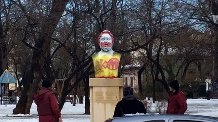 Statuia poetului Adrian Păunescu din Parcul Grădina Icoanei 