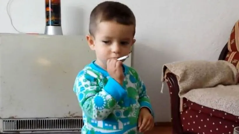 Un copil de nici trei ani trage dintr-o țigară la încurajarea adulților. Imaginile au scandalizat opinia publică