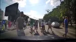 Imagini ȘOCANTE în Capitală. Un șofer s-a filmat în timp ce amenința pietonii, furios că nu s-au dat la o parte din calea automobilului