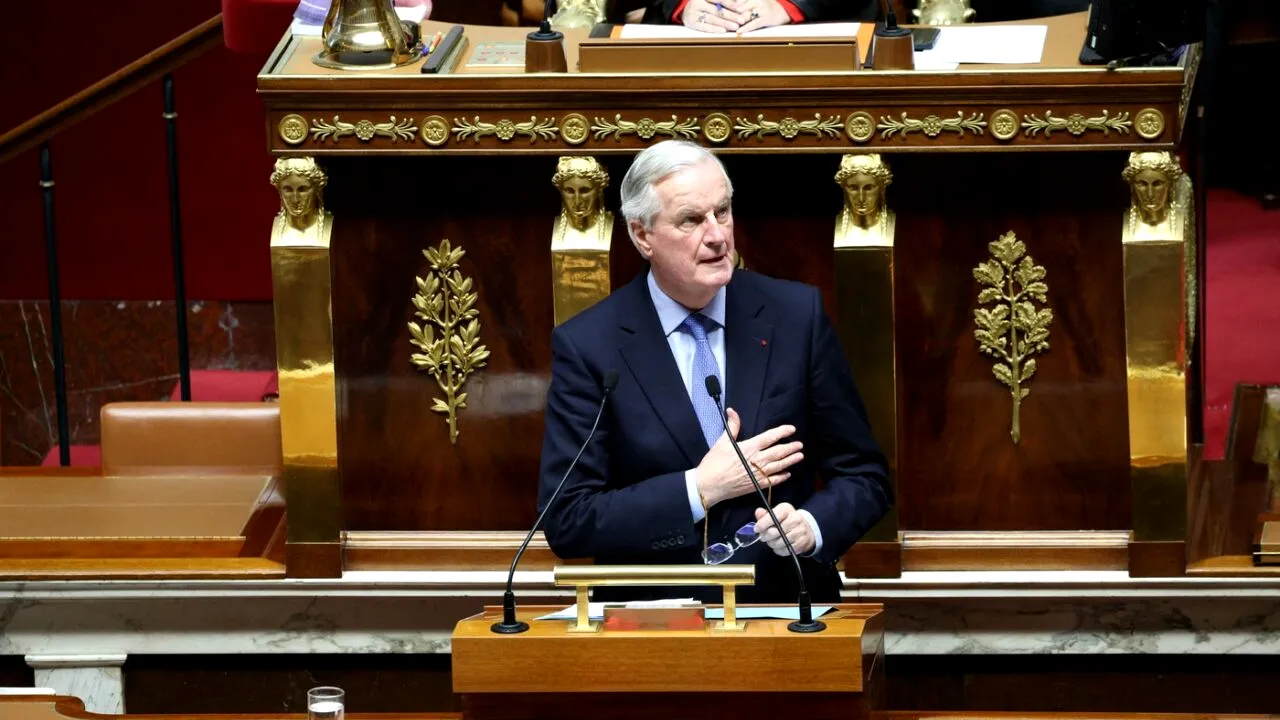 Barnier va asigura interimatul până la formarea noului guvern /Sondaj: Cei mai mulți francezi îi atribuie lui MACRON vina pentru criză
