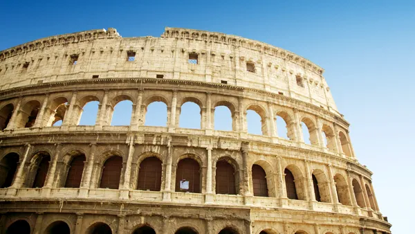 Un ghid italian, în vârstă de 83 de ani, le-a STRICAT vacanța mai multor români, prin comportamentul său. Cum au reacționat aceștia?