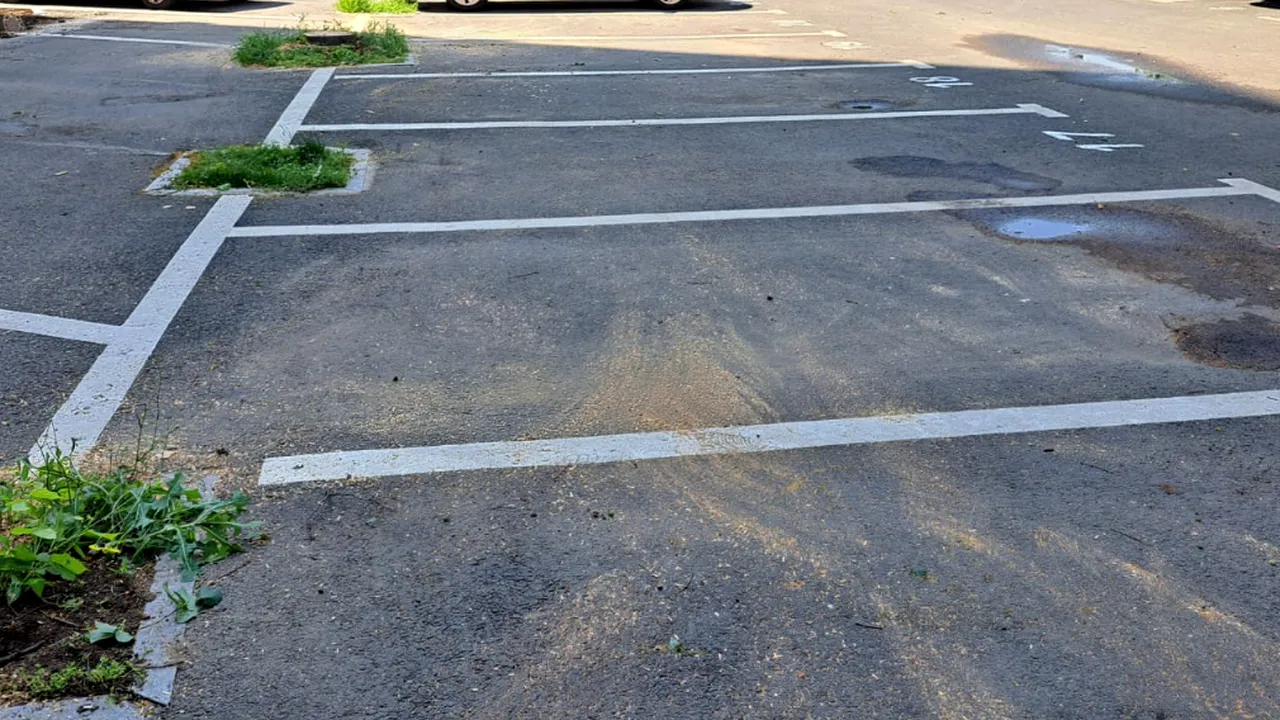 Orașul din România în care șoferii își pot PIERDE locul de parcare, chiar dacă l-au plătit pe tot anul. Și nici blocatoarele nu mai pot fi folosite