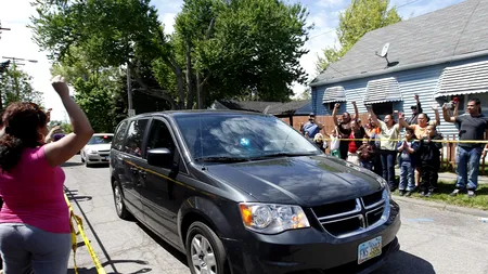 Două dintre cele trei tinere sechestrate timp de aproximativ un deceniu s-au întors acasă. 