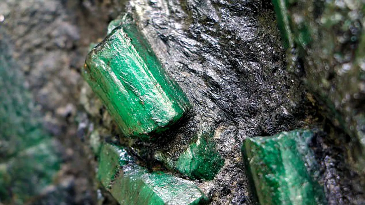 Cum trăiește acum un bărbat care a găsit o rocă din smarald care valorează 300 de milioane de dolari