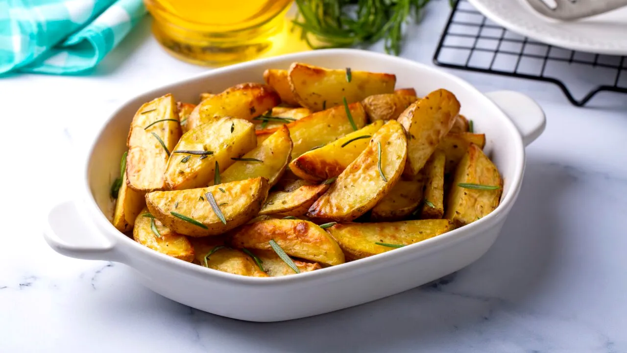 Rețetă simplă de vară: cartofi cu pesmet, usturoi și ierburi aromatice. Cum să îi oferi un gust exact ca la restaurant