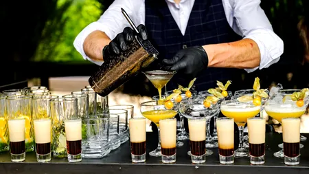 Ultima fiță în materie de nunți: BARURI cu creveți, monoporții de torturi glazurate și cockstail la eveniment