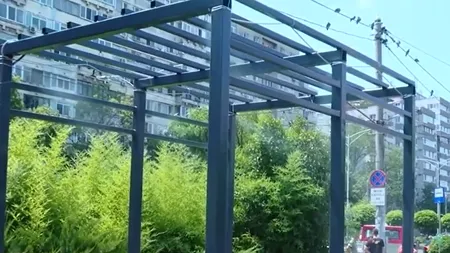 PRIMUL duș stradal din București, montat în Sectorul 6. Alte nouă urmează să fie INSTALATE în curând