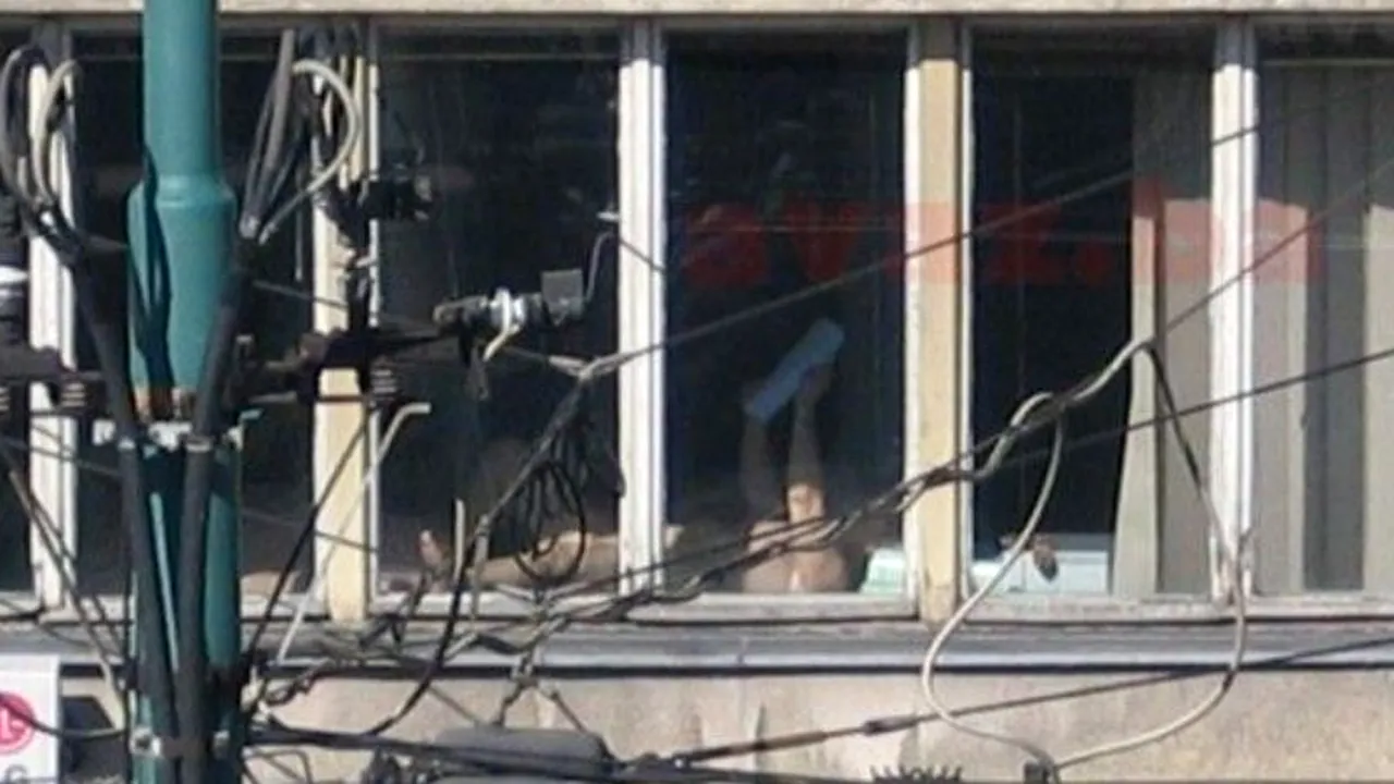 Judecătoare suspendată din funcție după ce a fost surprisă dezbrăcată la birou