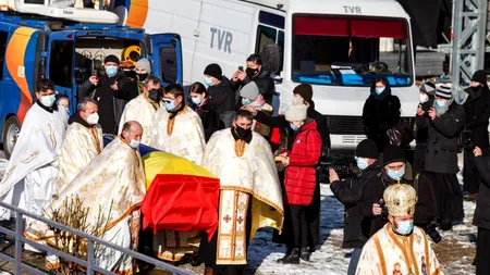 Imagini emoționante de la înmormântarea Episcopului Florentin Crihălmeanu. Emil Boc: „Testamentul pe care ni l-a lăsat este hristic”