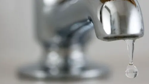 DSP recomandă locuitorilor din Alba Iulia să nu bea apă de la robinet din cauza depășirilor de fier