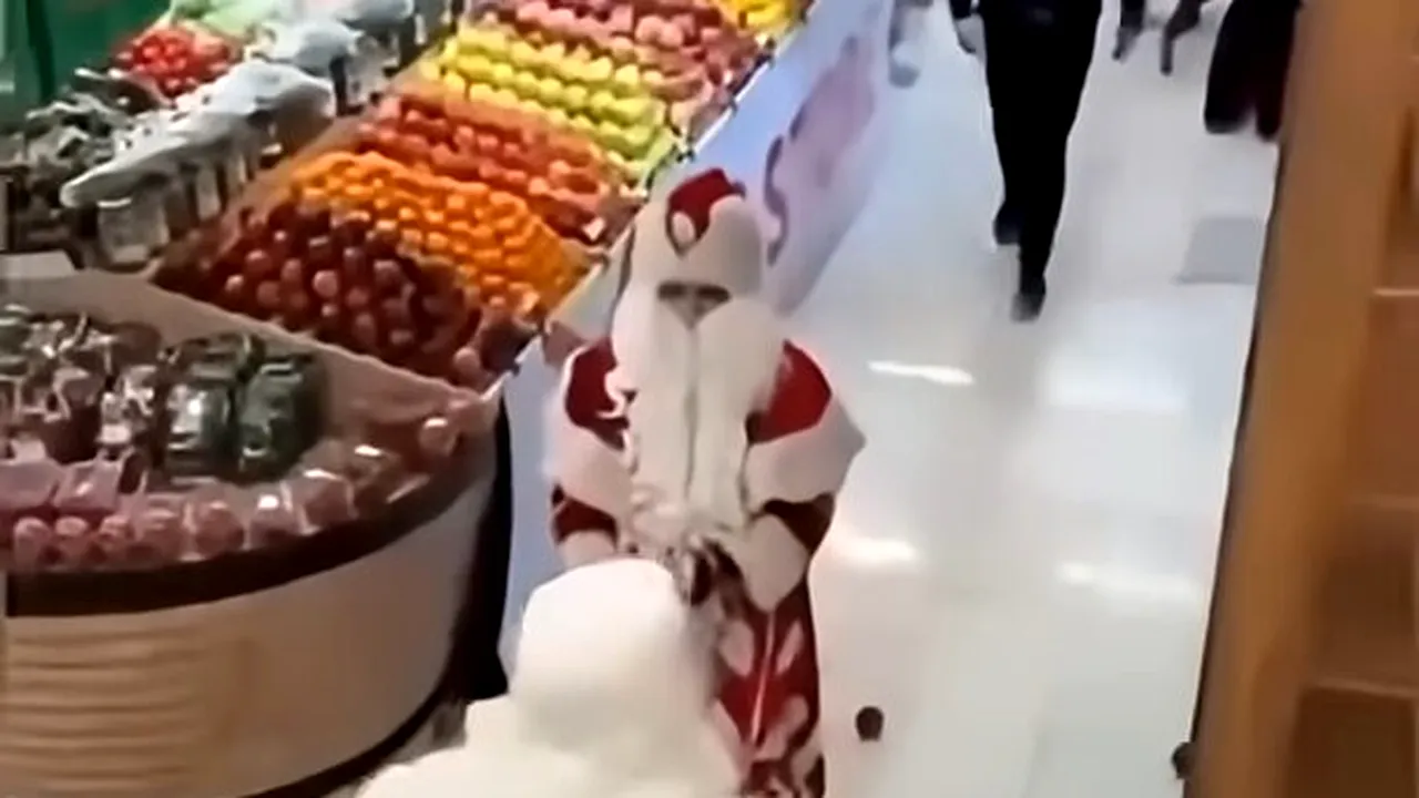 Imagini demne de cascadorii râsului: doi Moși Crăciun s-au luat la bătaie într-un supermarket