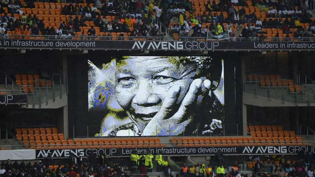 Funeraliile lui Nelson Mandela. Salutul Obama-Castro, ultima victorie pacifistă a lui Madiba. GALERIE FOTO