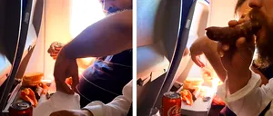 Ce au pățit acești doi români, după ce au fost filmați mâncând cârnați în avion. Imaginile au devenit virale în lumea întreagă