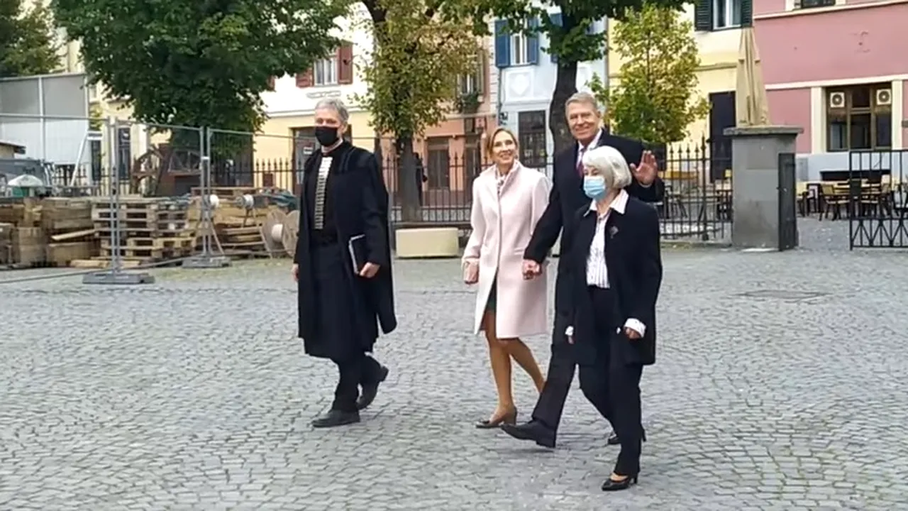 Familia Iohannis a scăpat de amendă, după ce a fost reclamată că nu a purtat mască în spațiul public. Explicațiile polițiștilor