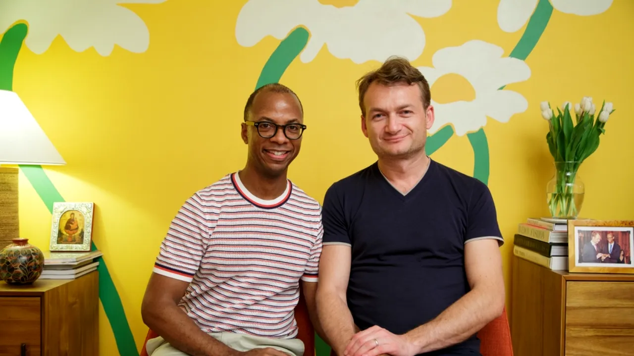 Un cuplu gay solicită CCR recunoașterea căsătoriei, oficiată în Belgia