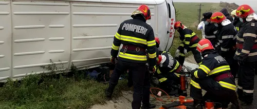 Un microbuz cu șapte persoane la bord s-a răsturnat pe A1. O persoană a murit și alta a fost rănită (VIDEO)