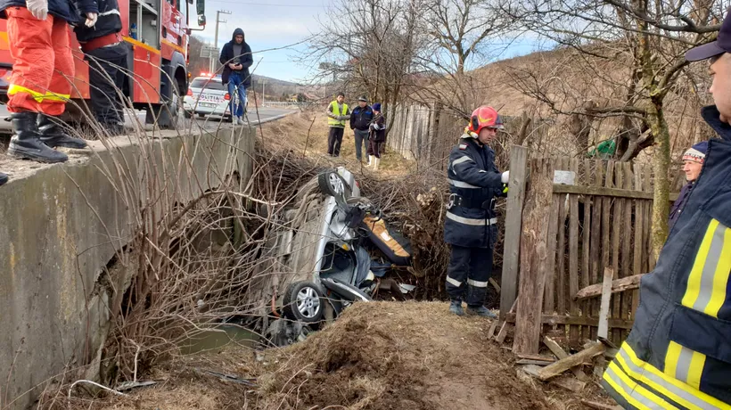 Imagini horror de la un accident din Bacău. O mașină a plonjat de pe un pod