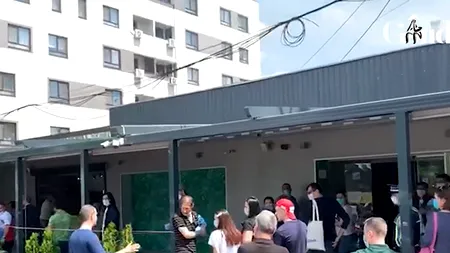 1 Mai. A venit Poliția La Cocoșatu’ să dirijeze coada de la mici! IMAGINI EXCLUSIVE cu bucureștenii care nu s-au putut abține și au dat iama la terasele cu grătare