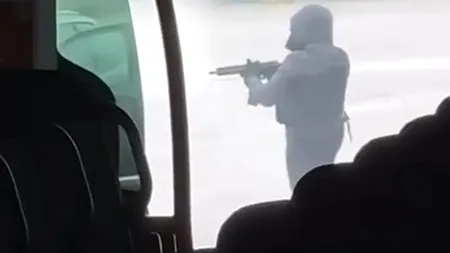 EVADARE ca în filme în Franța. Doi polițiști au murit după ce convoiul în care se aflau a fost atacat pe o autostradă (VIDEO)