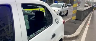 VIDEO | Incident în zona Pasajului Unirii din București. Un bărbat a aruncat cu pietre într-o mașină a Poliției Locale