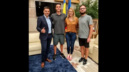 David Popovici a fost întâmpinat de ministrul Sportului la revenirea în țară. Eduard Novak: Mă voi ocupa personal de reabilitarea bazinului „Lia Manoliu”