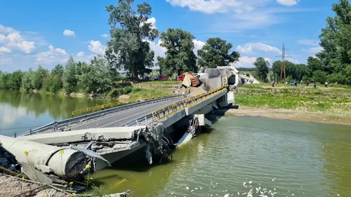 Intervenție dificilă pentru scoaterea olilor de sub podul prăbușit la Luțca. Cel puțin un animal este în viață