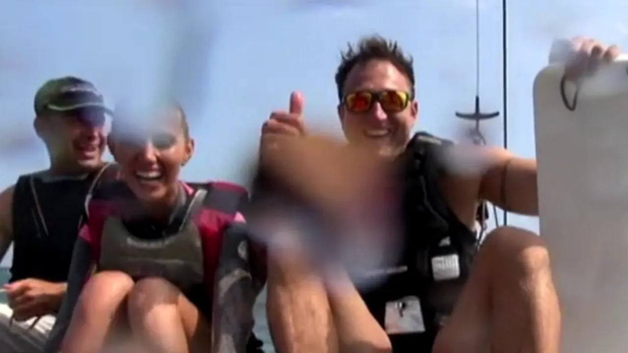 Cât te costă să devii ''stăpânul mării''. În doar două zile, turiștii pot ajunge să piloteze un catamaran