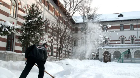 Școlile din București rămân închise până luni