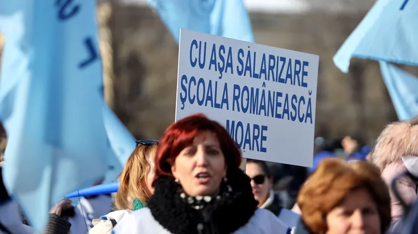 FOTO | Angajații din Educație au protestat miercuri în București. Mai mulți sindicaliști din Ploiești au pichetat sediul Guvernului: „Cu așa salarizare, școala românească moare”
