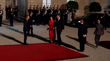 Klaus Iohannis a fost primit pe covorul roșu de Emmanuel Macron la Palatul Élysée. Președintele participă la Sommet de Francofonie