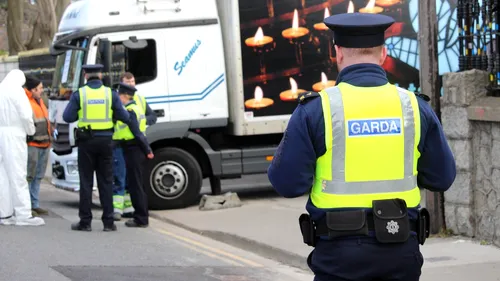 Irlanda: Bărbat arestat după ce a intrat cu camionul în poarta Ambasadei Rusiei la Dublin | VIDEO