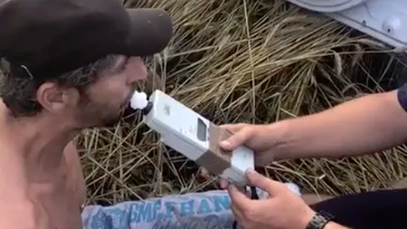 Doi bărbați beți au fost opriți în lanul de grâu. Polițist: Te-am urmărit cu sirenele două localități / Șofer: Sunt nepotu'' lu'' Puiu Dunărean - VIDEO