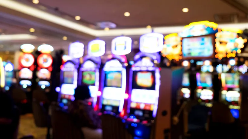 Doi tineri au jefuit o sală de jocuri de noroc din Vrancea și au reușit să fugă cu banii furați. Cum au acționat