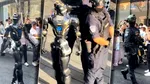Robo-polițiștii în China: În Shenzhen, mulțimi de oameni s-au adunat pentru a-i urmări pe roboți cum își îndeplinesc îndatoririle