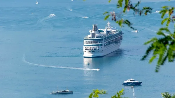 Grevă totală în Grecia chiar de 1 Mai. Toate feriboturile, trase pe dreapta. Avertisment MAE pentru români