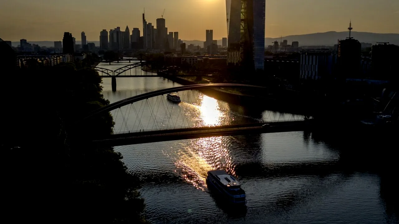 BCE avertizează asupra RISCURILOR generate de instabilitatea politică și de tensiunile internaționale /”Perspectivele rămân fragile”