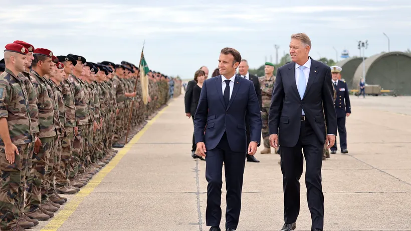 FOTO - VIDEO | Klaus Iohannis și Emmanuel Macron s-au întâlnit la Baza „Mihail Kogălniceanu” / Președintele Franței: Rusia este o putere de temut şi noi nu dorim să avem un război cu poporul rus