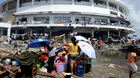 Locuitorii din zonele afectate de taifun în Filipine jefuiesc morții pentru a supraviețui 