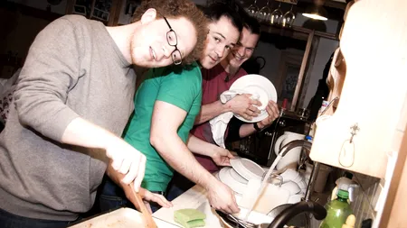 ROMÂNIA, fruntașă în TOPUL RUȘINII. Peste 6 din 10 tineri trăiesc în CASE SUPRAAGLOMERATE