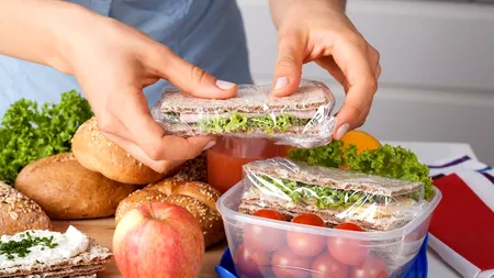 Dieta bazată pe consumul de plastic: tendința virală periculoasă din China ce implică mestecarea alimentelor învelite în folie și scuiparea lor