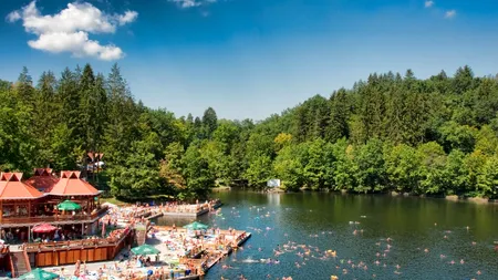 STAȚIUNEA din „inima munților”, luată cu asalt de români în plin cod roşu de caniculă. Relaxare la mocăniţă, bălăceală şi aer curat