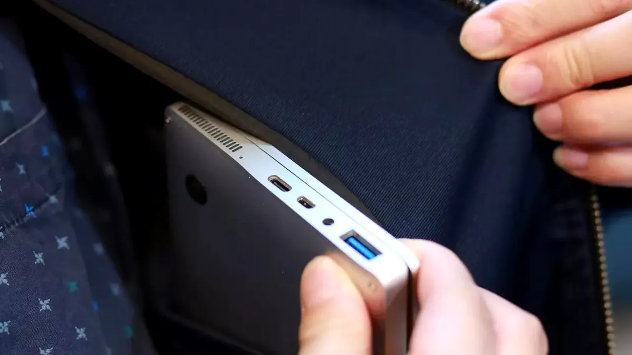 FOTO. Cum arată cel mai mic laptop din lume