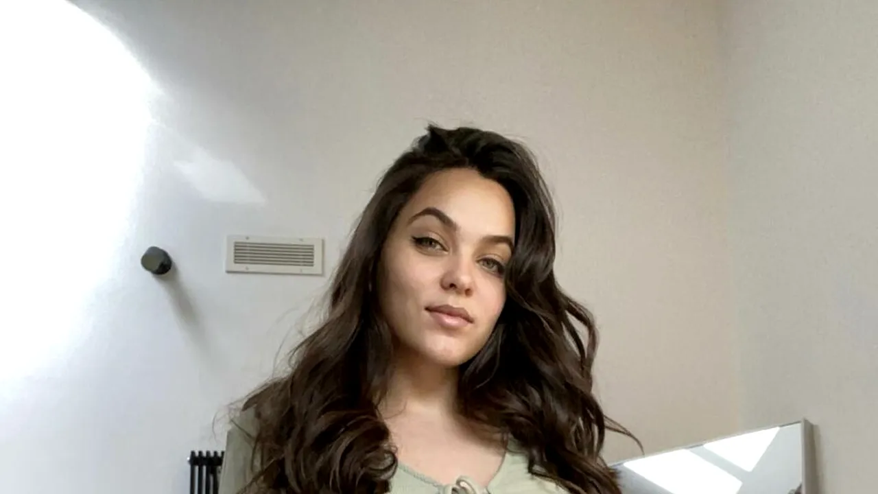 O tânără care stătea aproape 15 ore pe telefon a rămas imobilizată la pat și chiar a avut nevoie de un SCAUN CU ROTILE. Ce boală a dezvoltat