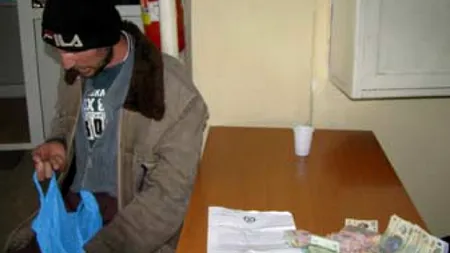 Ce au găsit polițiștii argeșeni asupra unui cerșetor care susținea că are doar 12 lei la el