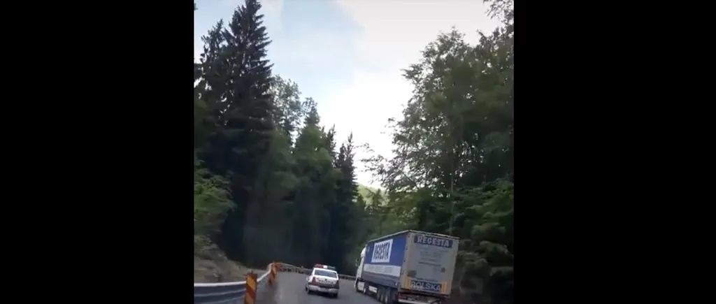 Mașină de Poliție, filmată când depășește pe linie continuă, într-o curbă (VIDEO)