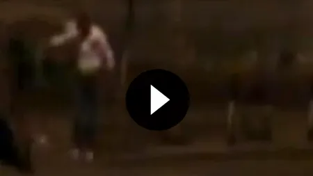 SE ÎNTÂMPLĂ ÎN ROMÂNIA. Un tânăr a fost BĂTUT CU BESTIALITATE în centrul orașului de patru interlopi. VIDEO