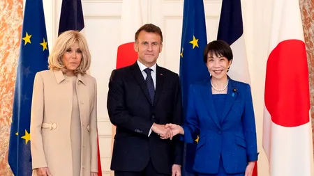 Premierul Japoniei l-a primit pe Macron în Tokyo. Gestul emblematic din desene animate pe care l-au făcut cei doi a surprins publicul