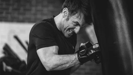 MACRON se antrenează de luptă/Fotograful liderului Franței l-a transformat în ținta ironiilor pe social media