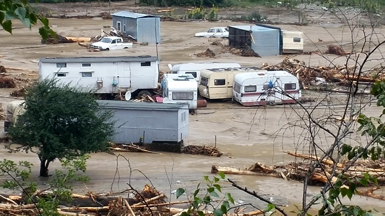 Debitele râurilor sub cod roșu de inundații au crescut și de aproape 400 de ori