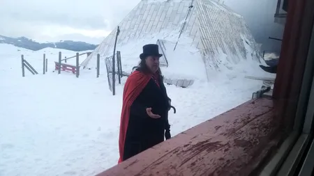 FOTO-VIDEO. Un turist îmbrăcat în vampir, „încălzit” de o sticlă de alcool, oprit de salvamontiştii din Buşteni: „E Dracula, după o lună în Vaslui”